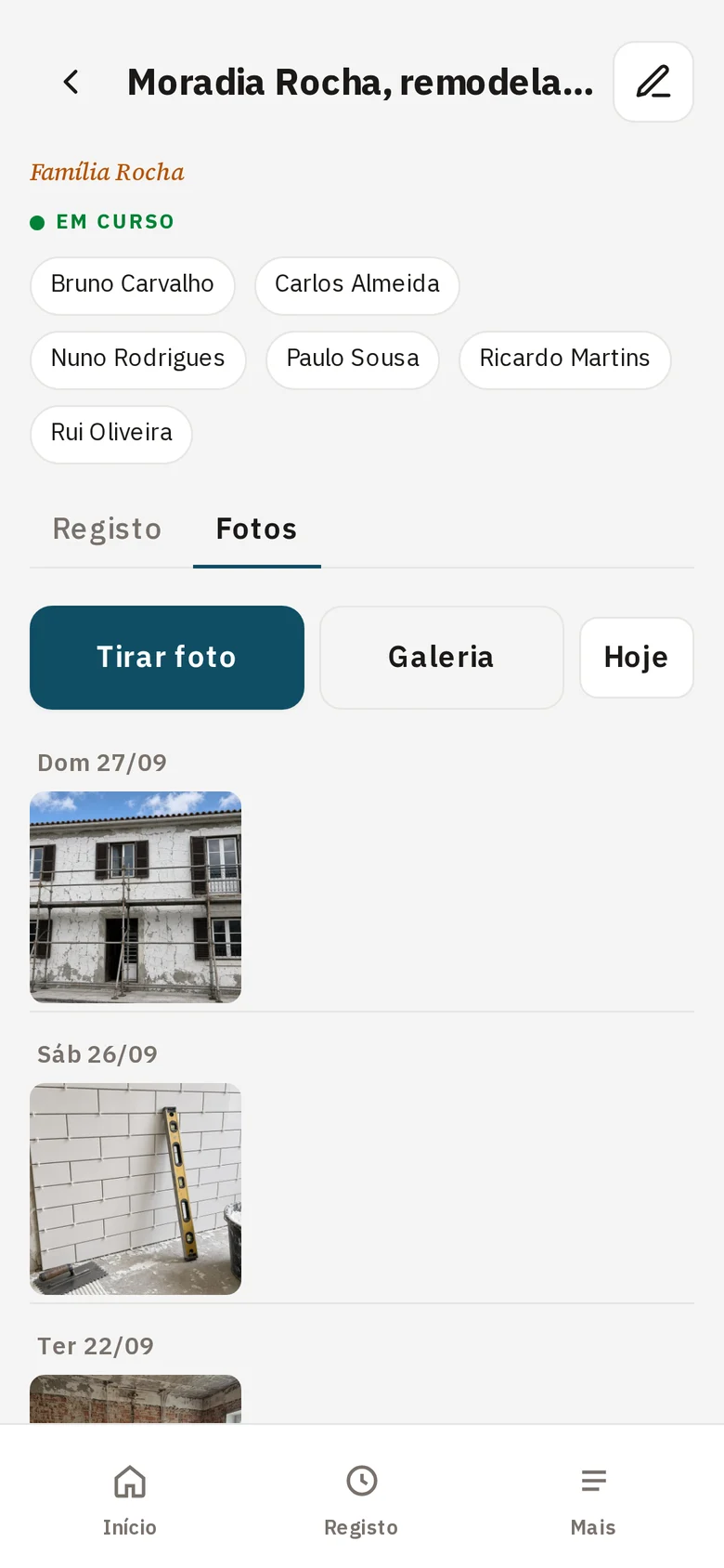 Galeria de fotos de um trabalho, agrupadas por dia.
